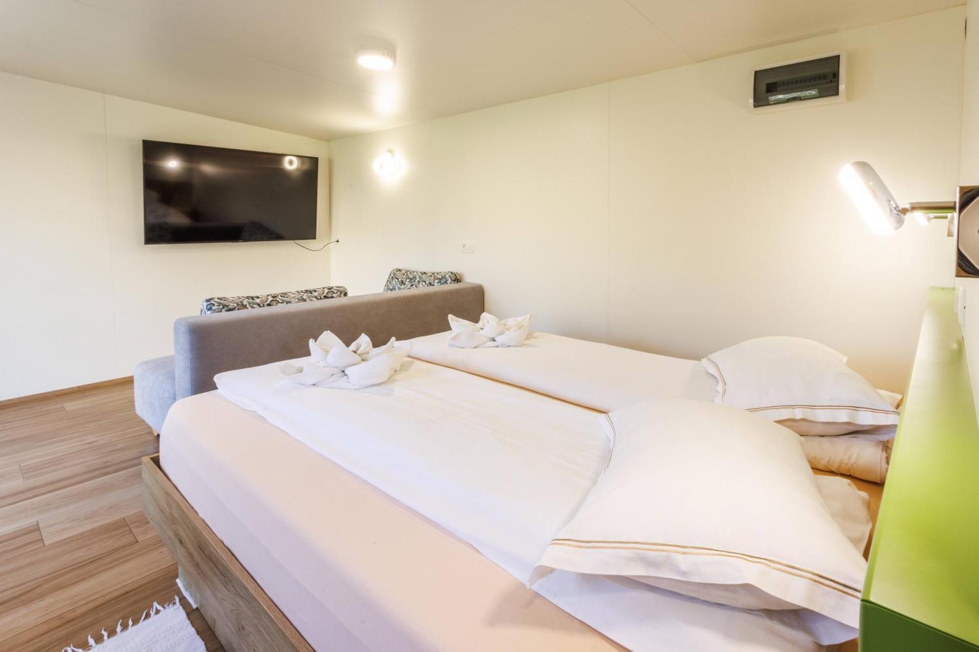 Готель Mobile House Vegov Hram Dol pri Ljubljani Екстер'єр фото